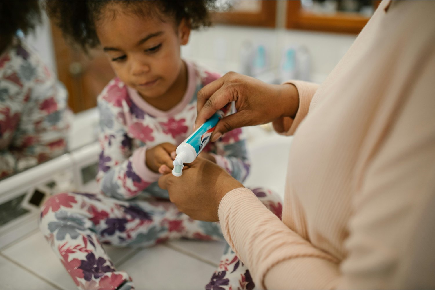 Lo que nadie te dijo sobre la pasta de dientes infantil: un error común que puede dejar marcas de por vida