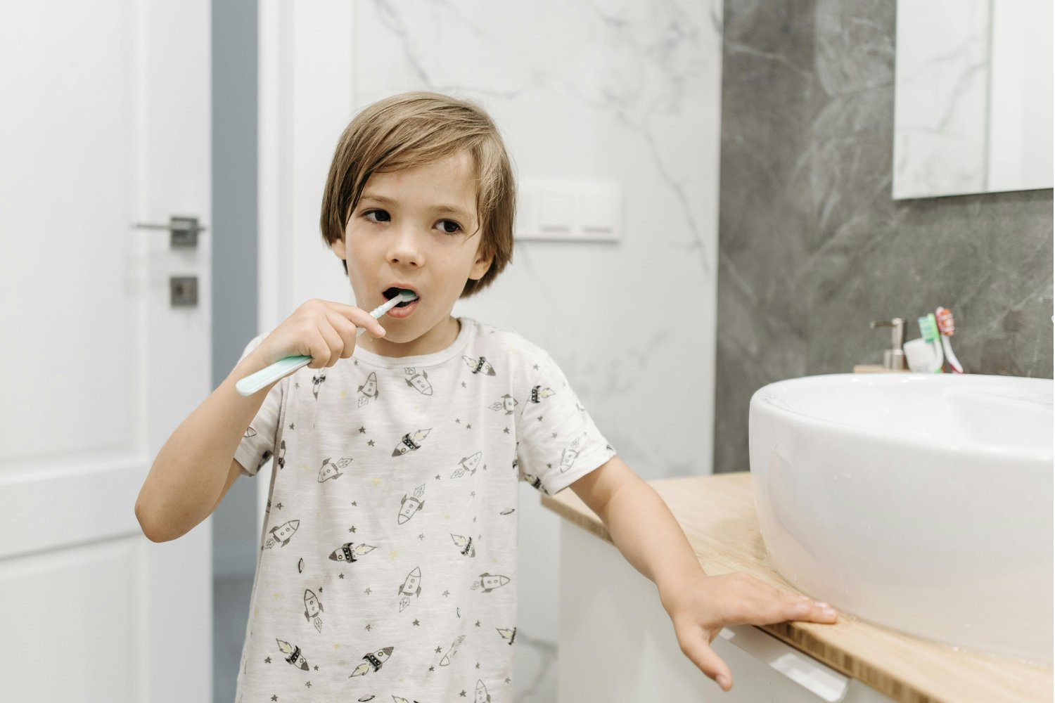 Lo que nadie te dijo sobre la pasta de dientes infantil: un error común que puede dejar marcas de por vida