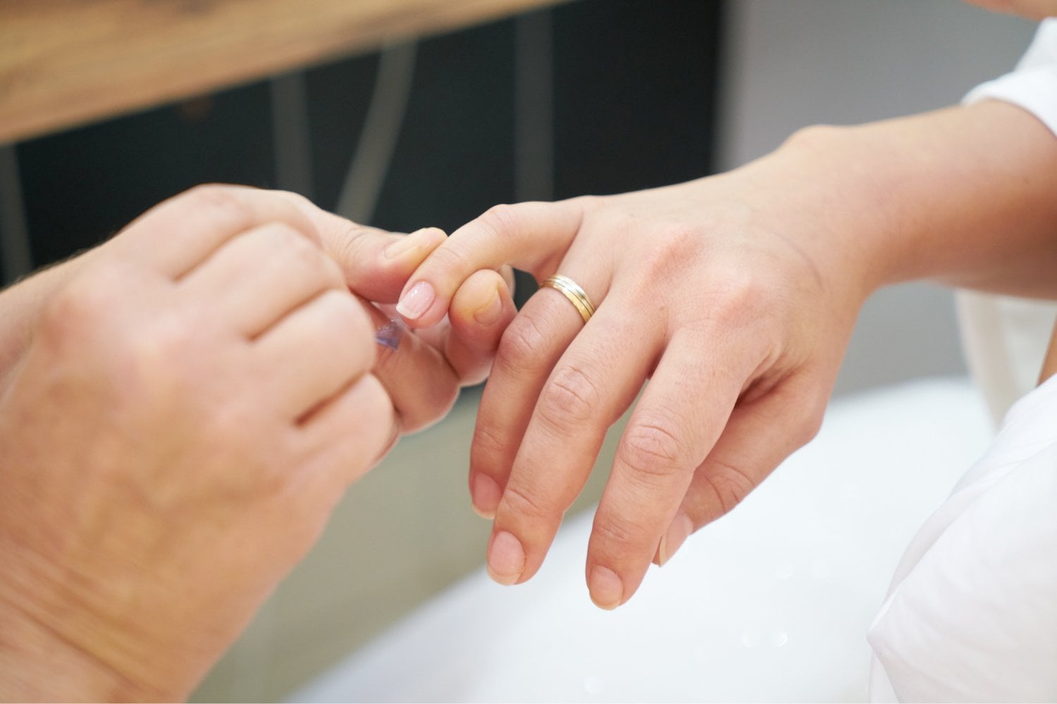 Lo que tus uñas quieren contarte: el enigma tras las manchas blancas