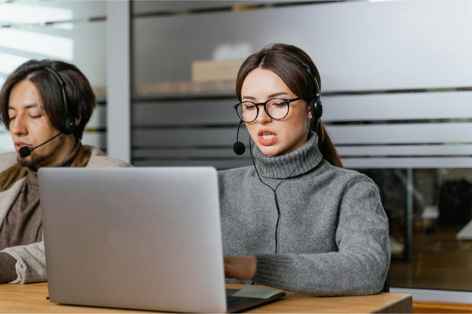 Ya no nos creen humanos: operadores reales que deben convencer a los clientes de que no son una IA