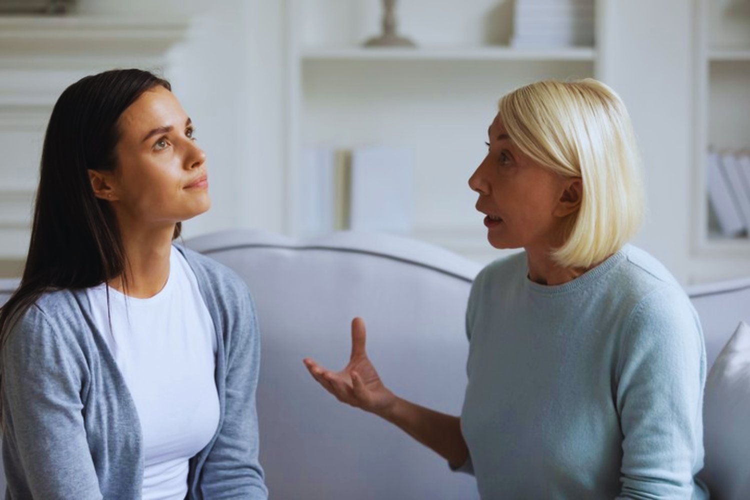 Cuando las palabras giran siempre en el mismo eje: lo que la psicología revela sobre quienes hablan demasiado de sí mismos