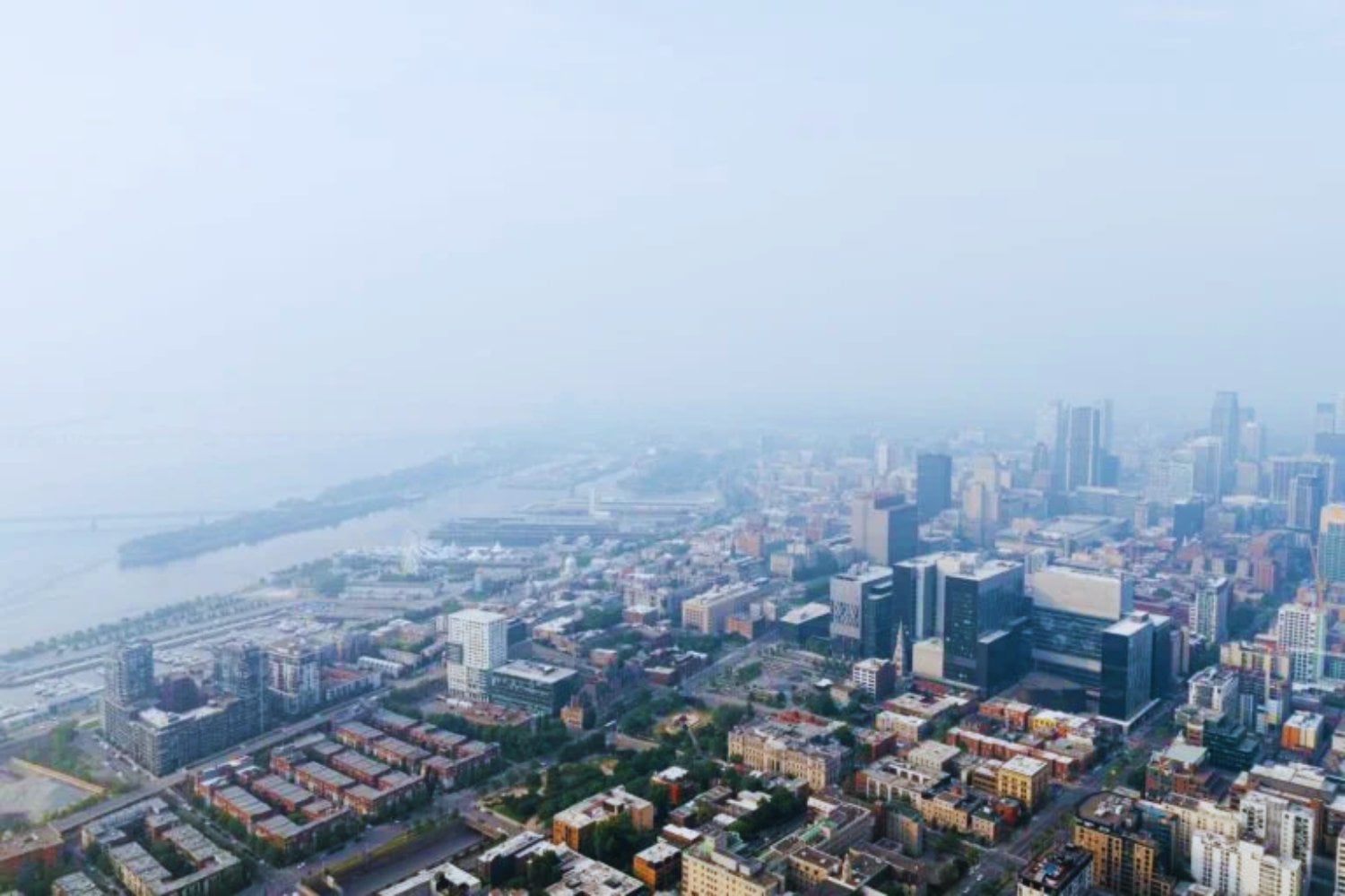 El humo de los incendios forestales asfixia a Canadá y EE.UU., desatando alertas de calidad del aire