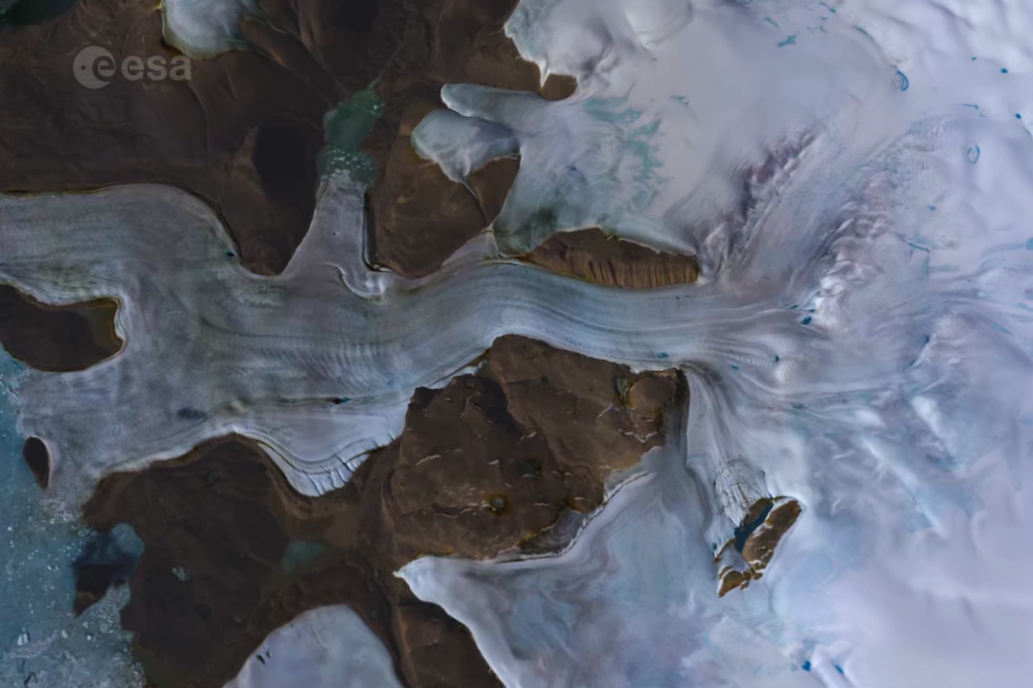 Un lago oculto bajo Groenlandia estalla desde el hielo y desafía los modelos climáticos