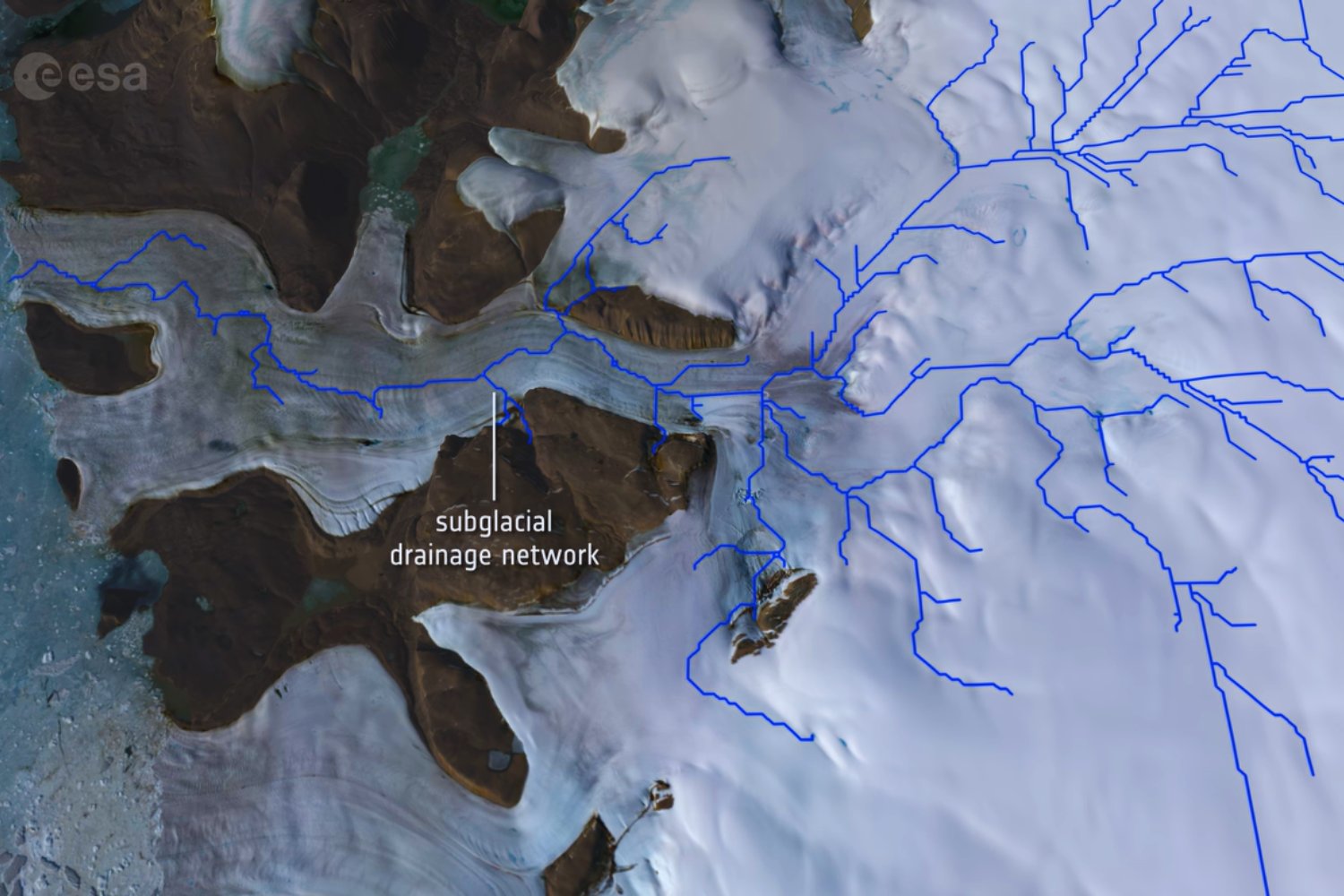 Un lago oculto bajo Groenlandia estalla desde el hielo y desafía los modelos climáticos