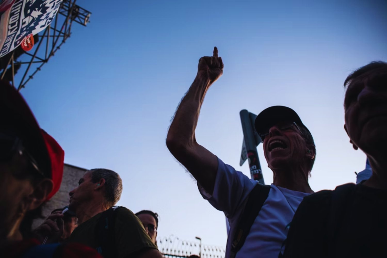 Hablar fuerte e interrumpir: lo que revela este hábito sobre inseguridad, poder y comunicación