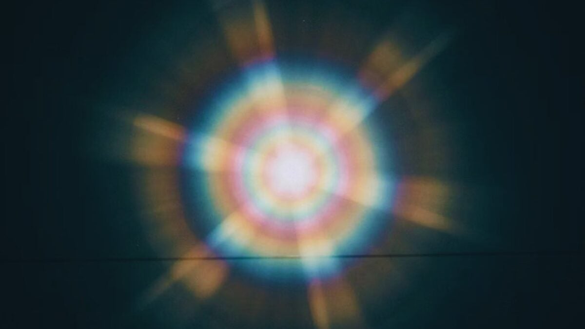 La luz siempre fue intangible, rápida y esquiva. Ahora, por primera vez, se ha quedado “quieta”, ha tomado forma y ha empezado a comportarse como algo sólido. La física no estaba preparada para esto