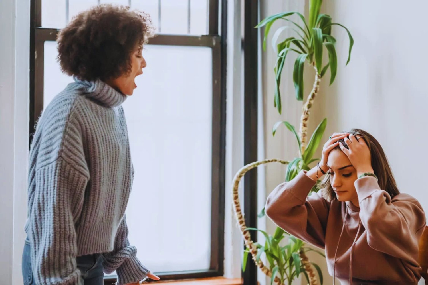 Hablar fuerte e interrumpir: lo que revela este hábito sobre inseguridad, poder y comunicación