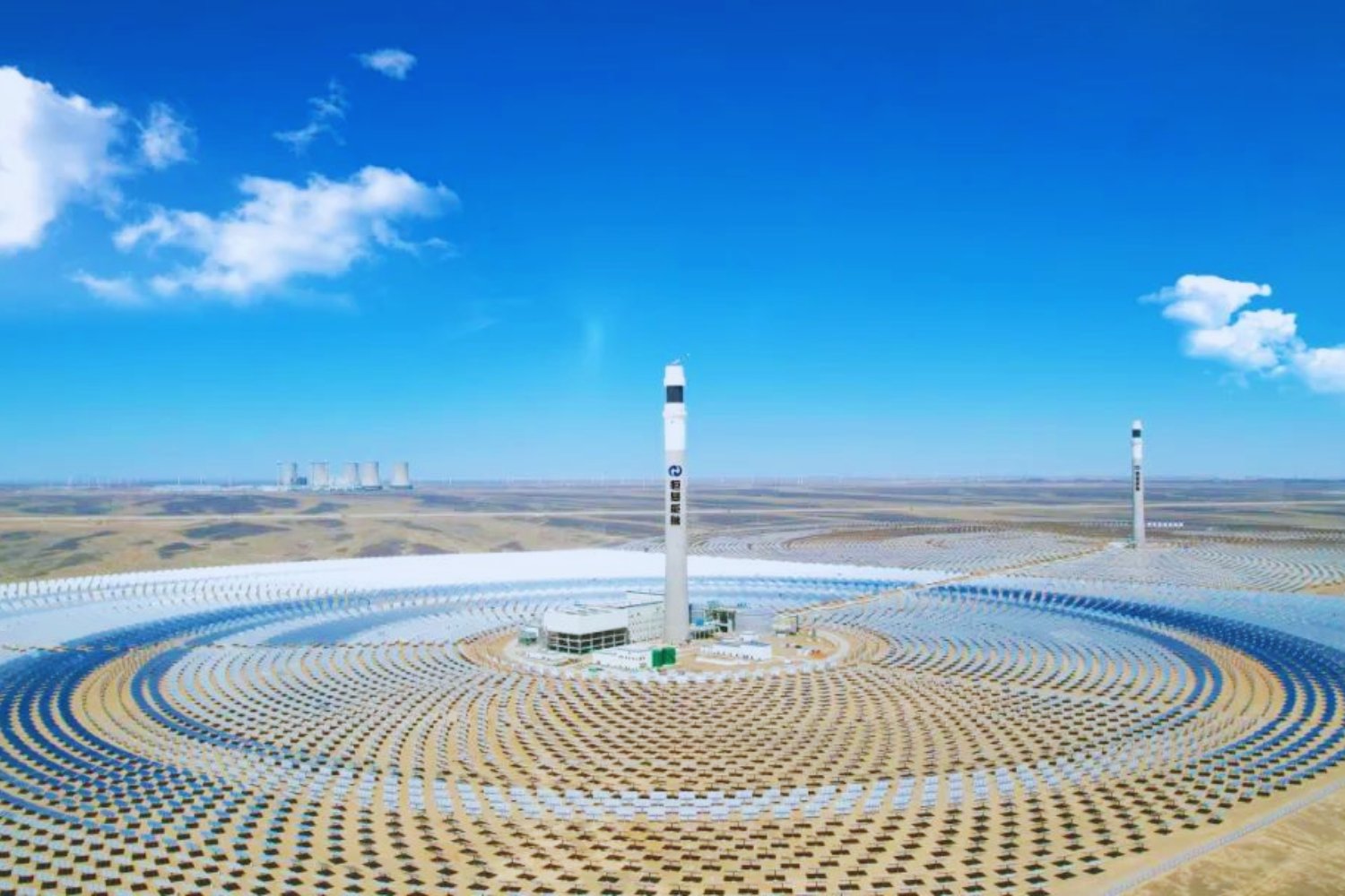 En medio del desierto asiático, dos torres de 200 metros prometen cambiar el futuro de la energía