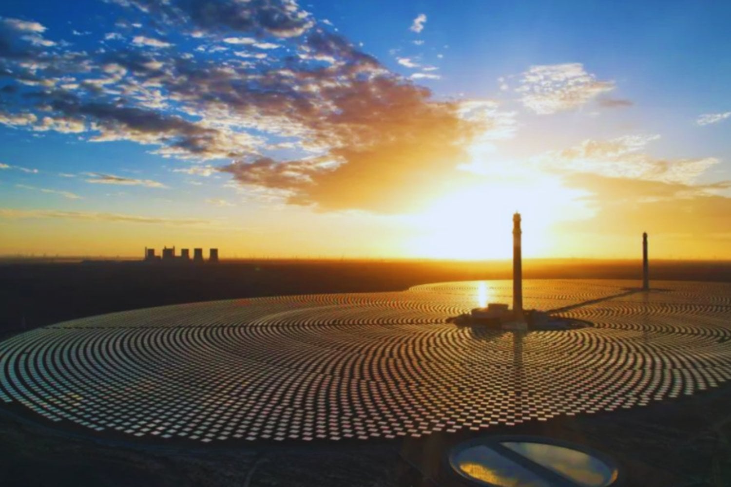 En medio del desierto asiático, dos torres de 200 metros prometen cambiar el futuro de la energía