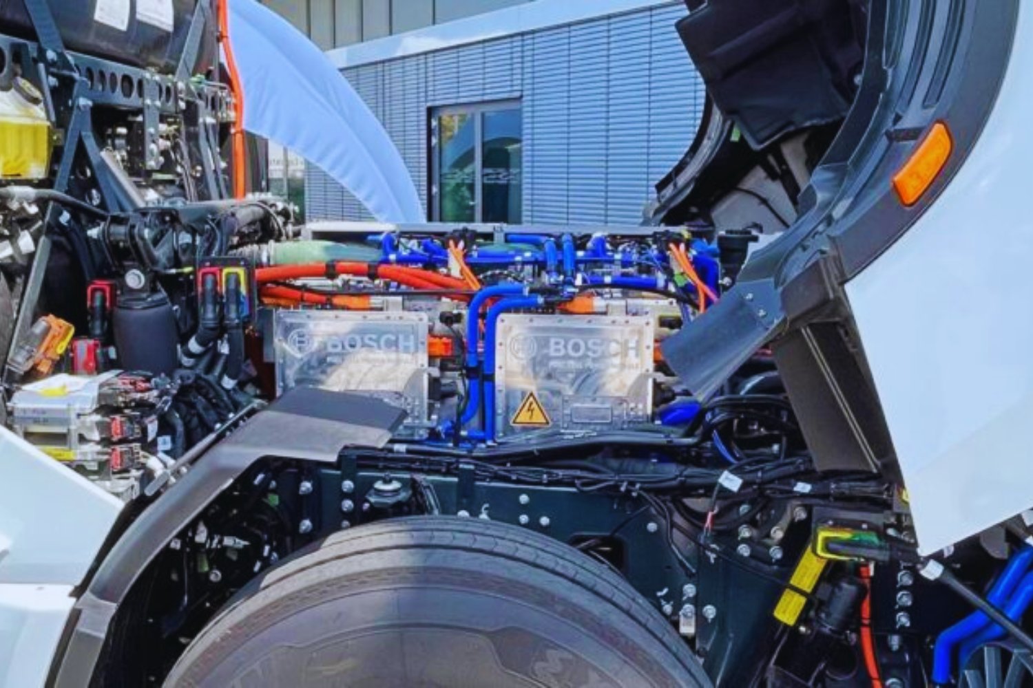 Alemania desafía al coche eléctrico: el regreso inesperado de una “gasolina” que no contamina