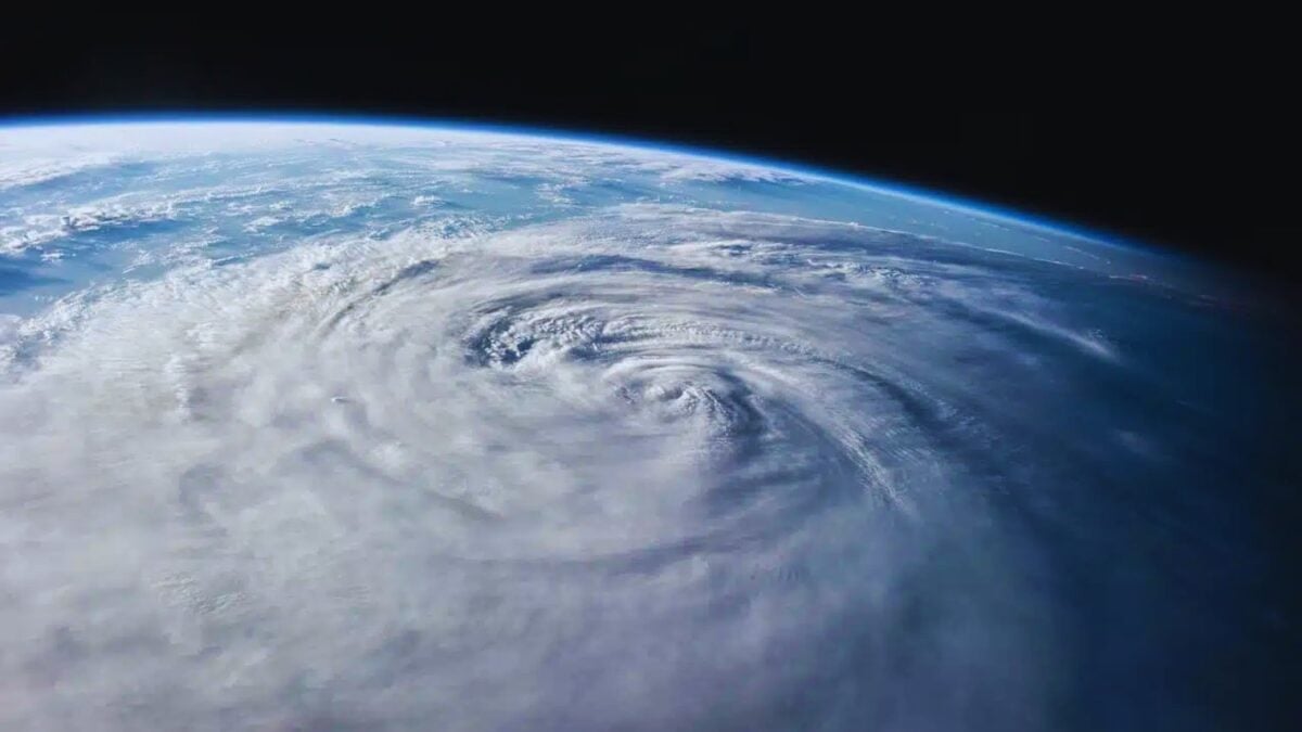 La atmósfera de la Tierra no se llenó de oxígeno de golpe, como solemos imaginar. Tardó unos 2.000 millones de años y todo dependió de tres grandes pulsos que cambiaron el planeta para siempre