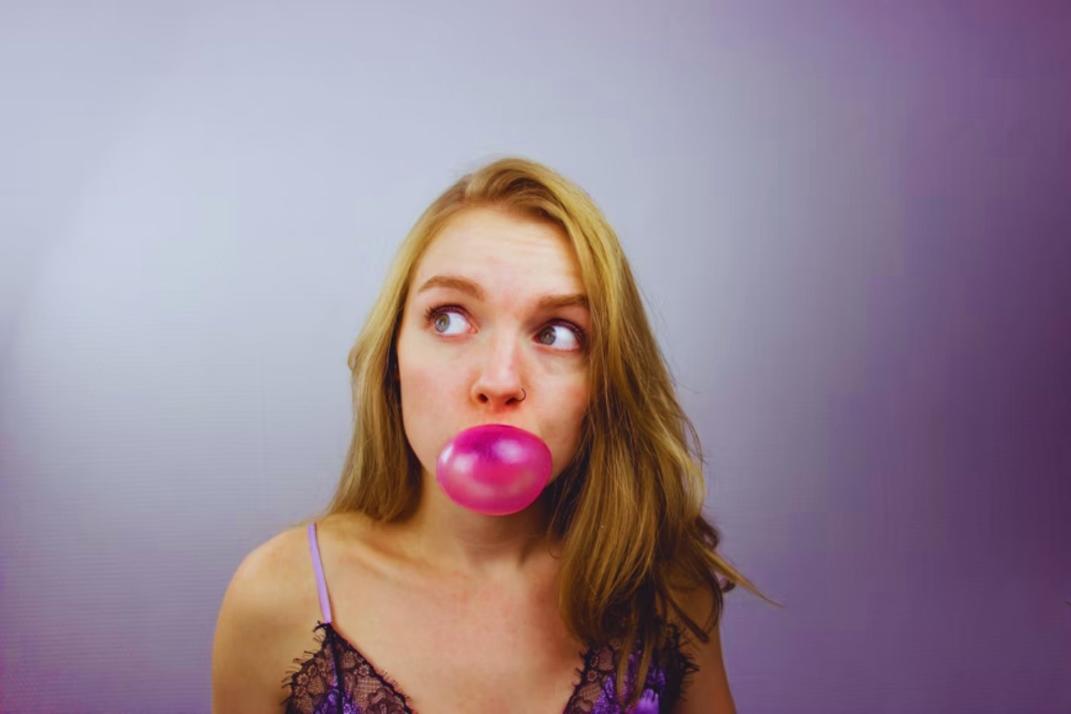 El chicle y su secreto oculto: miles de microplásticos en cada masticada