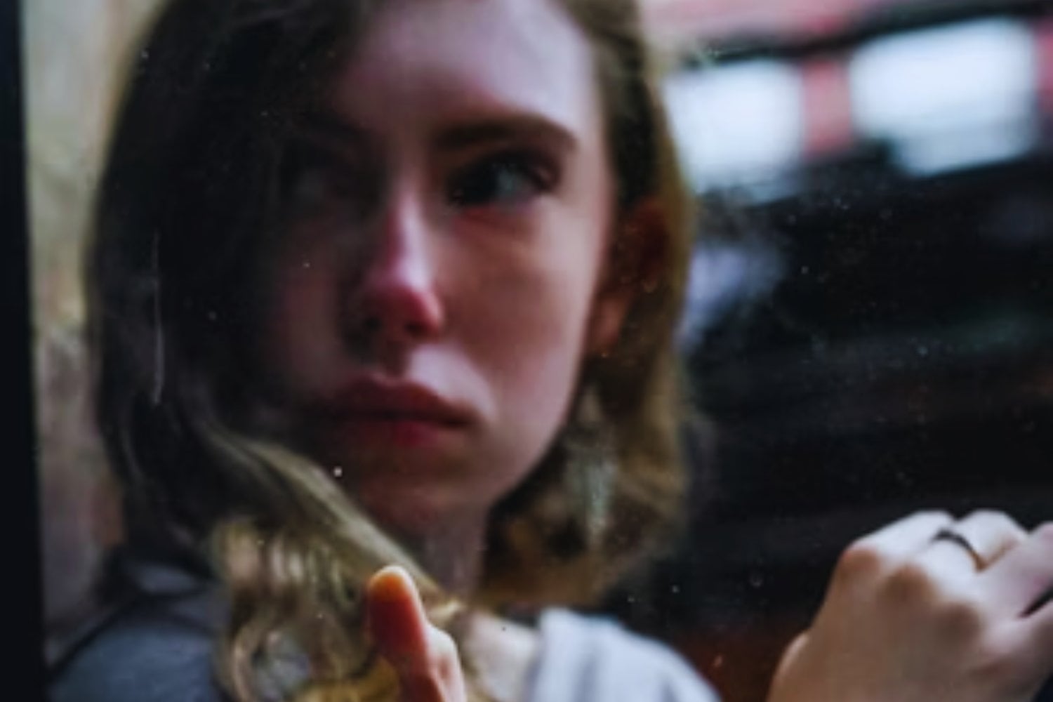 La crisis de los 20 está borrando la de los 40: así se ha roto la clásica curva de la felicidad