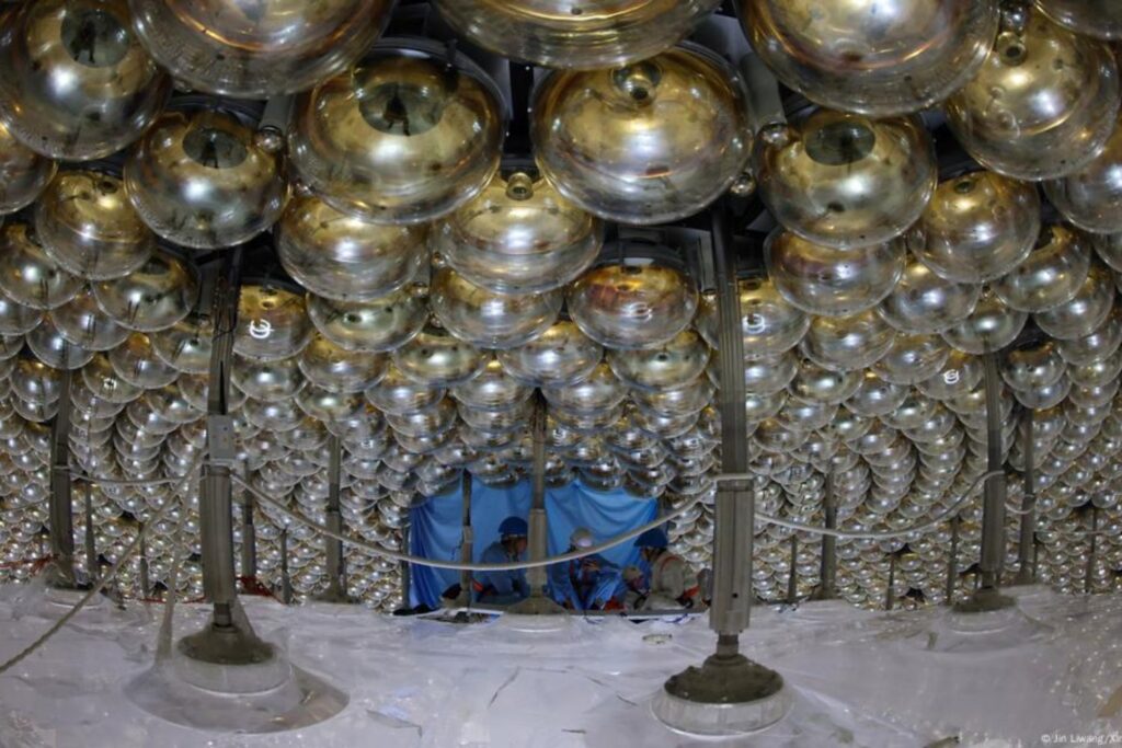 China inaugura el mayor detector de “partículas fantasma” del mundo: una ventana al origen del universo