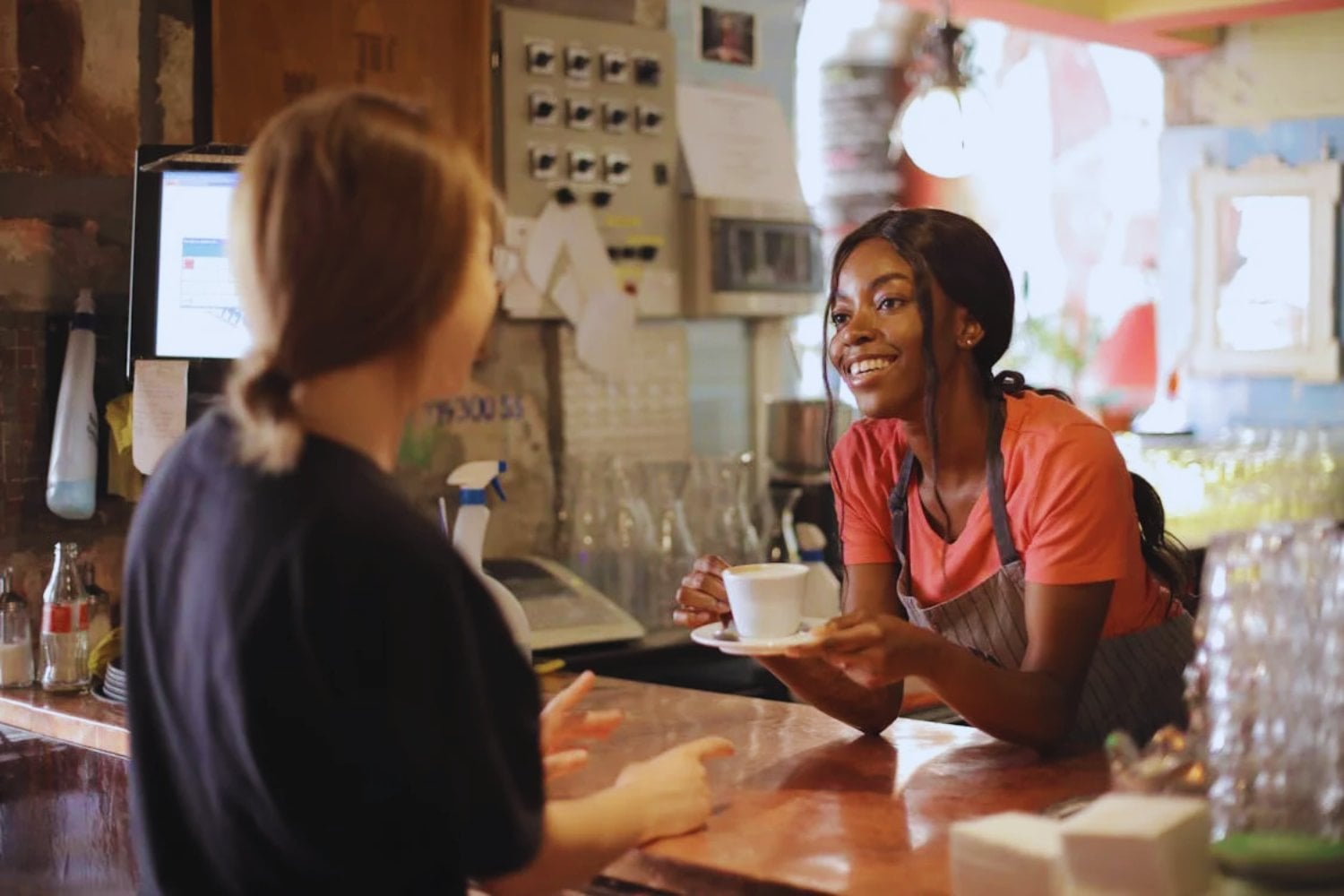 Los 8 gestos cotidianos que aumentan la simpatía y transforman nuestras relaciones, según la psicología