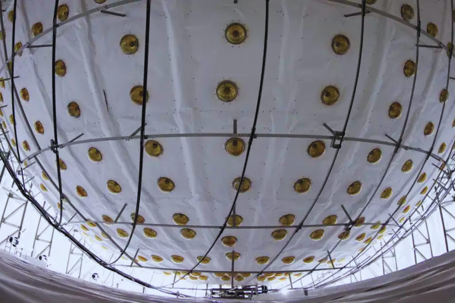 China inaugura el mayor detector de “partículas fantasma” del mundo: una ventana al origen del universo