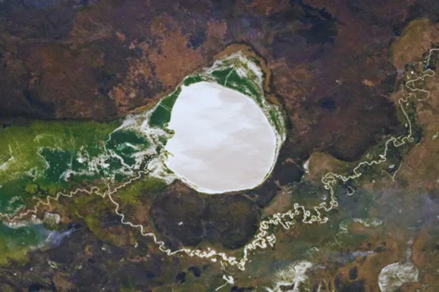 La extraña “mancha blanca” detectada por la NASA en África que podría revelar un antiguo impacto