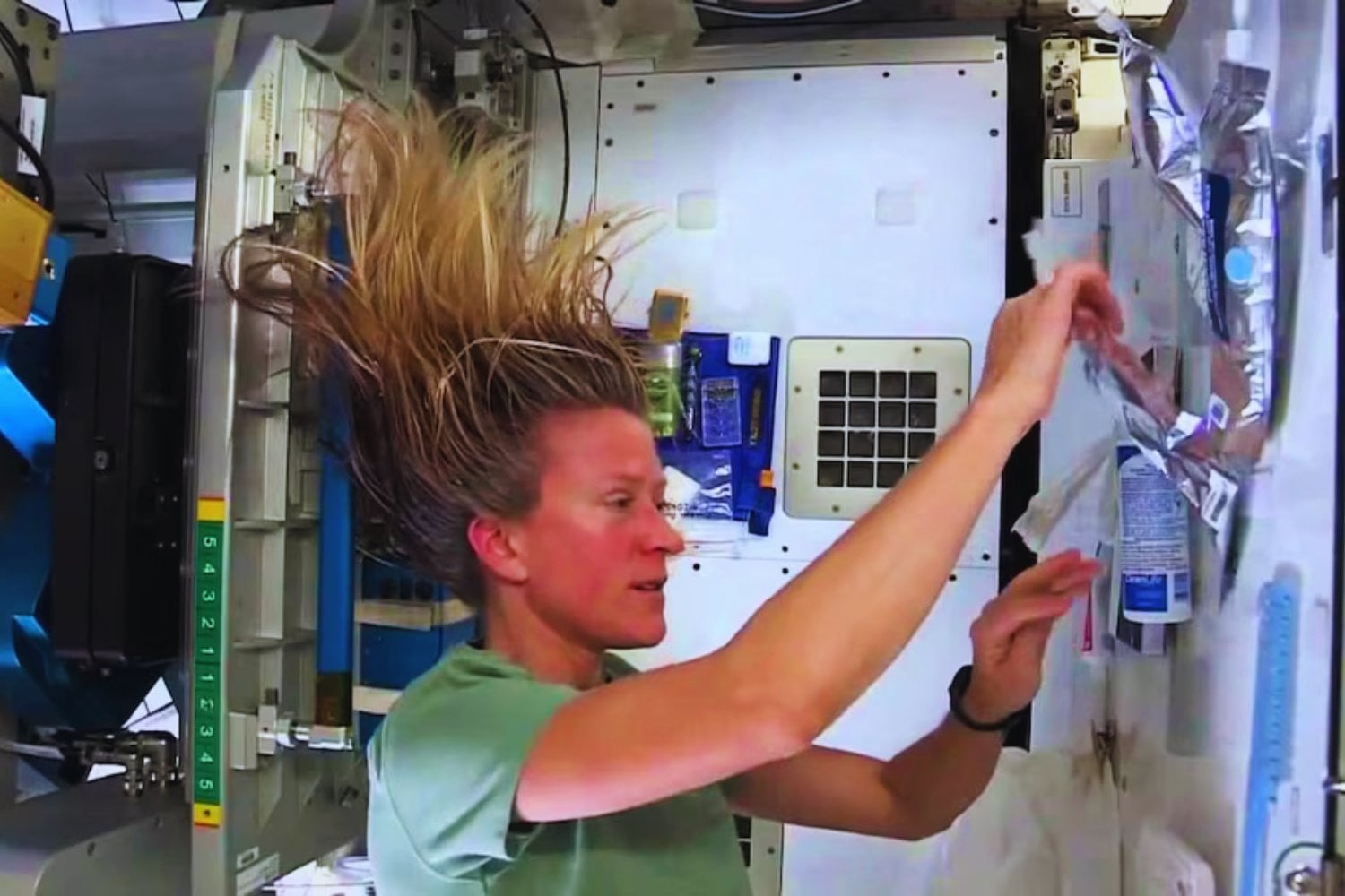 La sorprendente tecnología que convierte sudor y orina en agua potable en el espacio