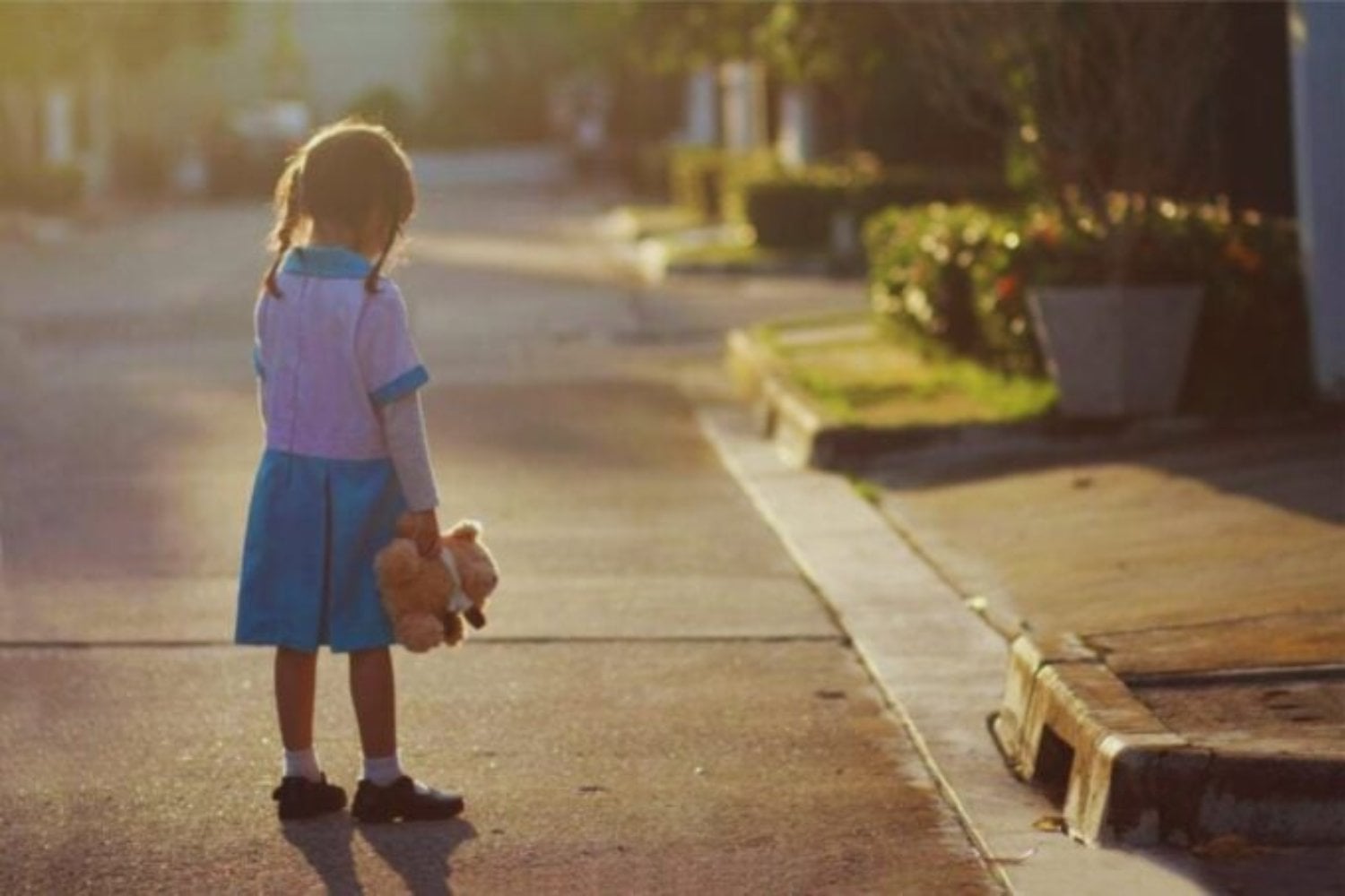 Cinco huellas invisibles: recuerdos de infancia que definen tu vida sin que lo sepas