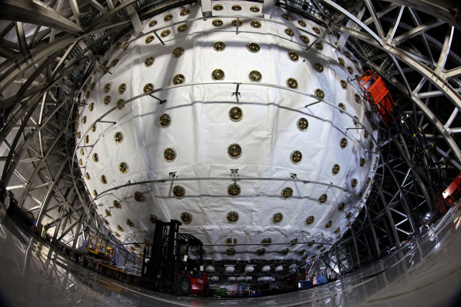 China inaugura el mayor detector de “partículas fantasma” del mundo: una ventana al origen del universo