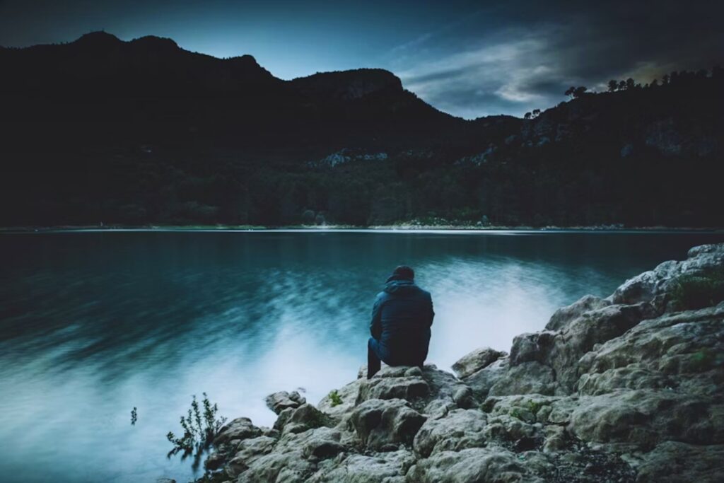 La edad en la que la felicidad se desvanece y cómo la ciencia explica su regreso inesperado