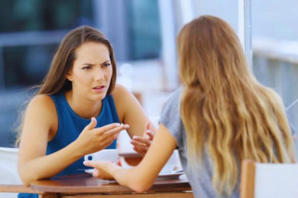 Las frases que revelan una mala educación y dañan las relaciones, según la psicología