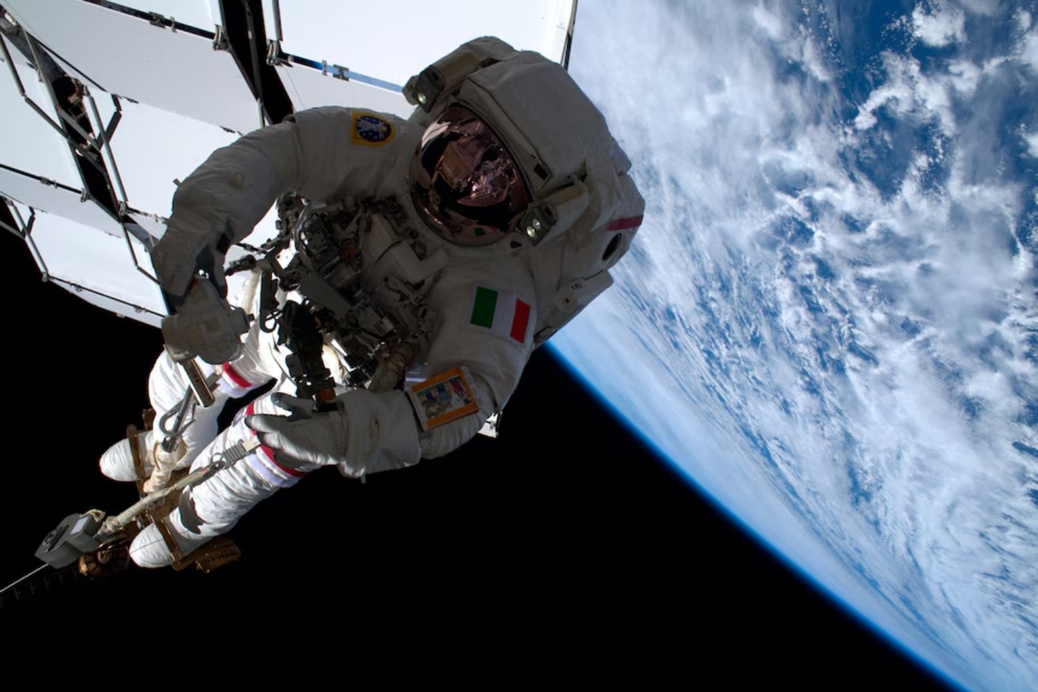 La sorprendente tecnología que convierte sudor y orina en agua potable en el espacio