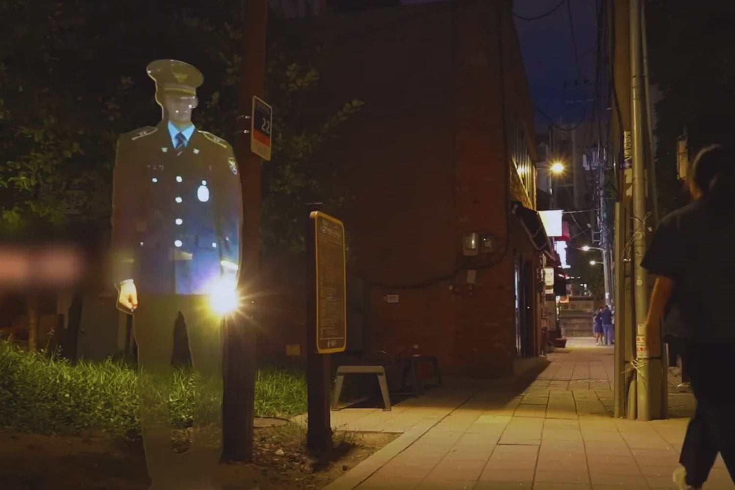 Seúl estrena un “policía holográfico” que aparece cada noche en un parque: la apuesta tecnológica que ya ha reducido incidentes un 22%