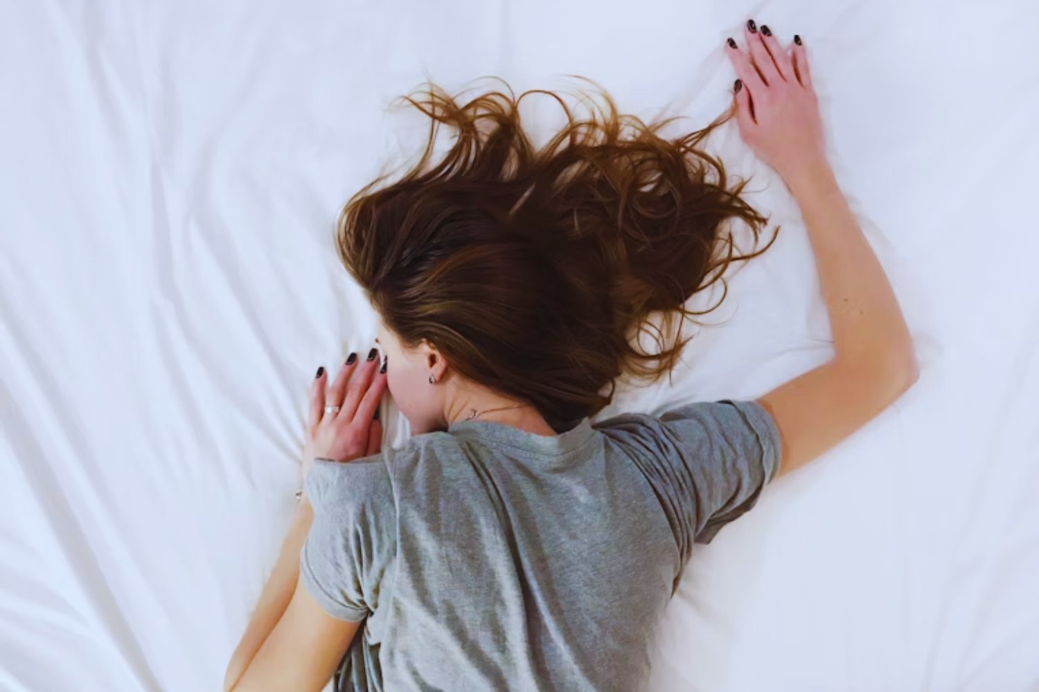 Humanos que duermen solo 4 horas: la mutación genética que revela una ventaja evolutiva inesperada