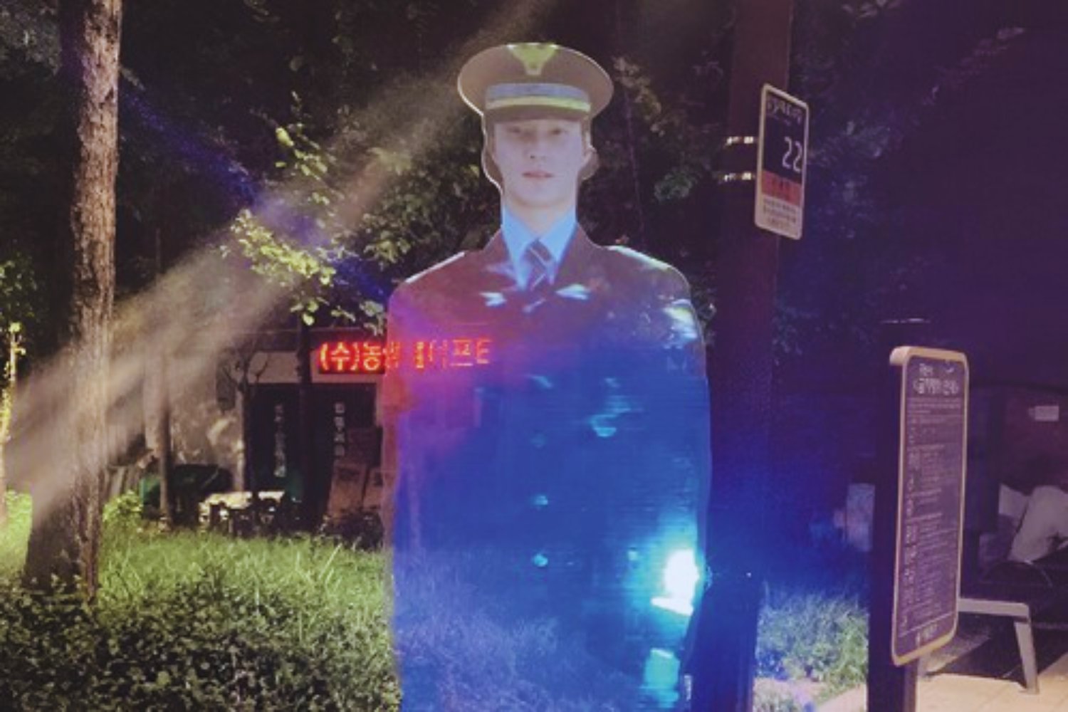 Seúl estrena un “policía holográfico” que aparece cada noche en un parque: la apuesta tecnológica que ya ha reducido incidentes un 22%