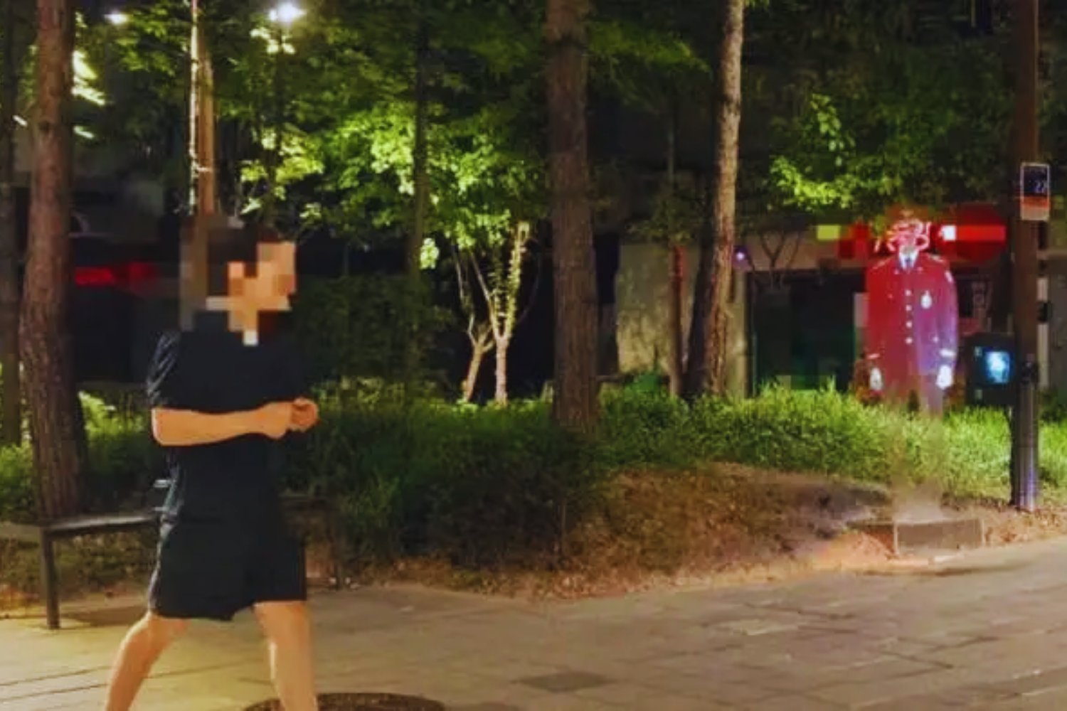 Seúl estrena un “policía holográfico” que aparece cada noche en un parque: la apuesta tecnológica que ya ha reducido incidentes un 22%