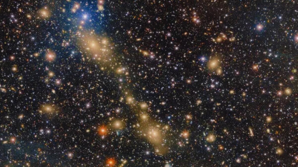 Dos galaxias gigantes se están arrancando estrellas a 700 millones de años luz de la Tierra. El puente de luz que las une mide más de un millón de años luz y permite seguir el rastro de la materia oscura