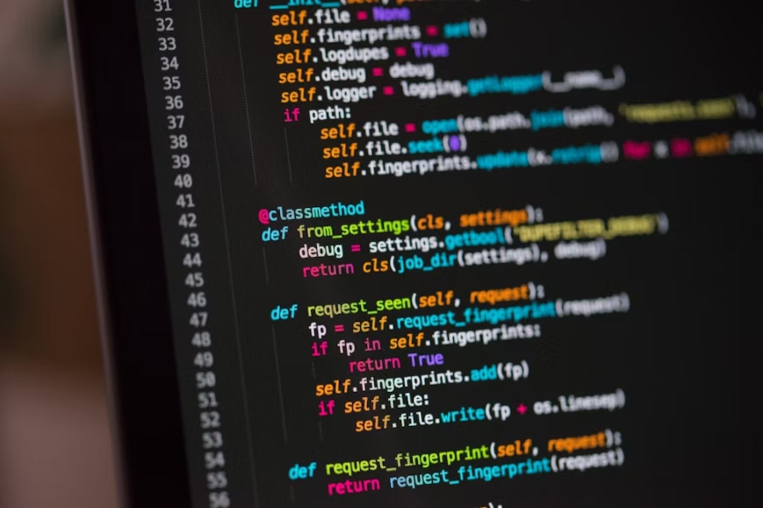 Programadores entre la fascinación y la desconfianza: la relación ambivalente con la inteligencia artificial