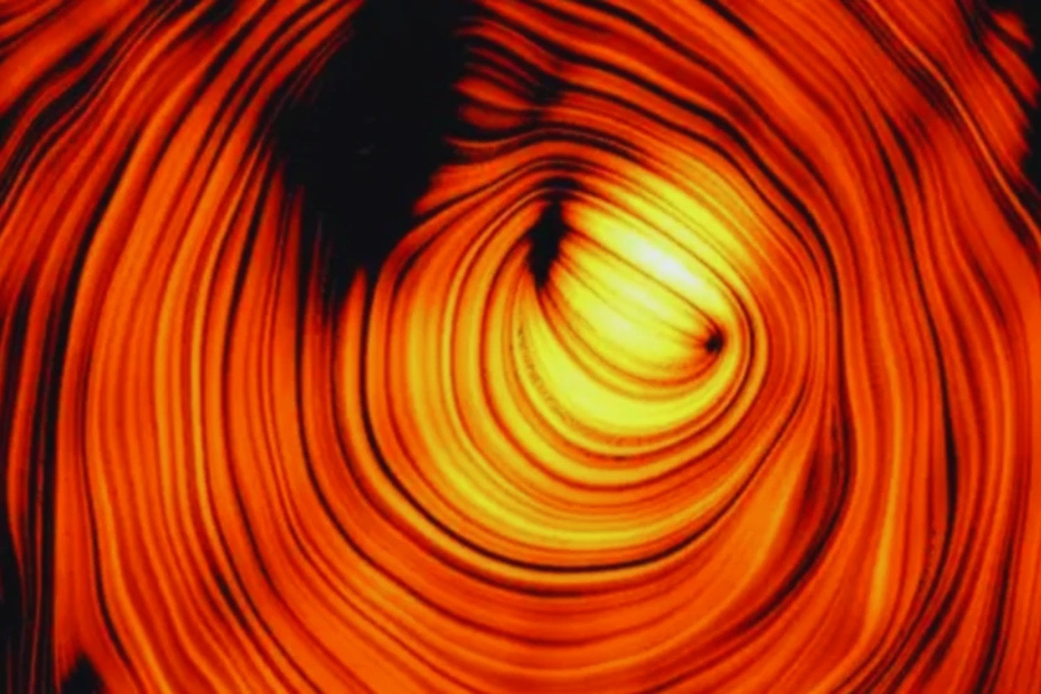 El ojo cósmico que nos observa: una imagen revela los secretos magnéticos de un blazar