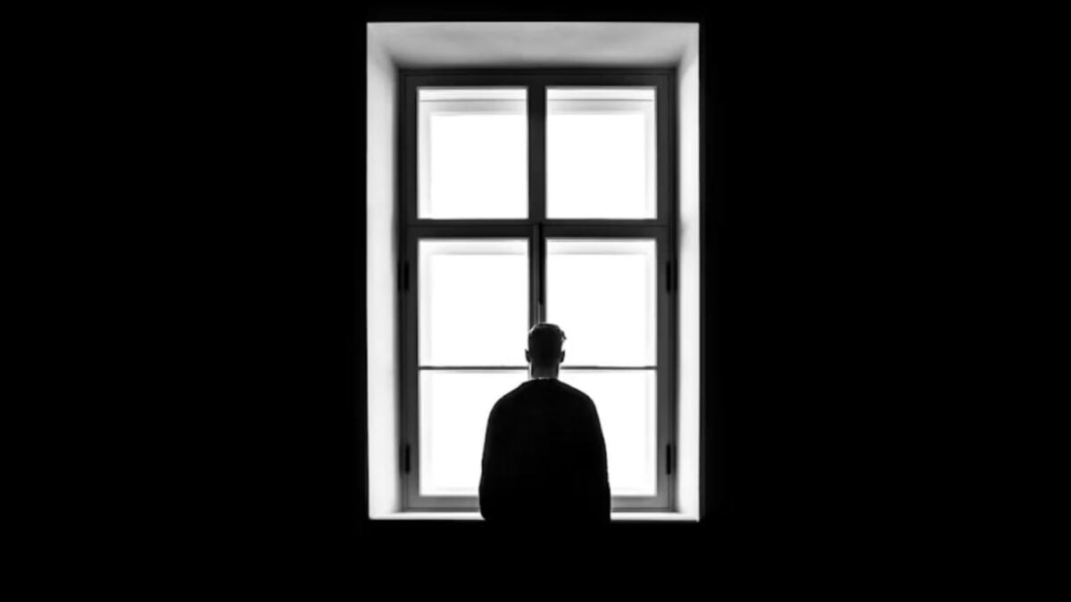 La soledad no comienza cuando una persona se queda sola, sino cuando deja de sentirse conectada. La ciencia ya reconoce las señales silenciosas que aparecen antes de que gane terreno