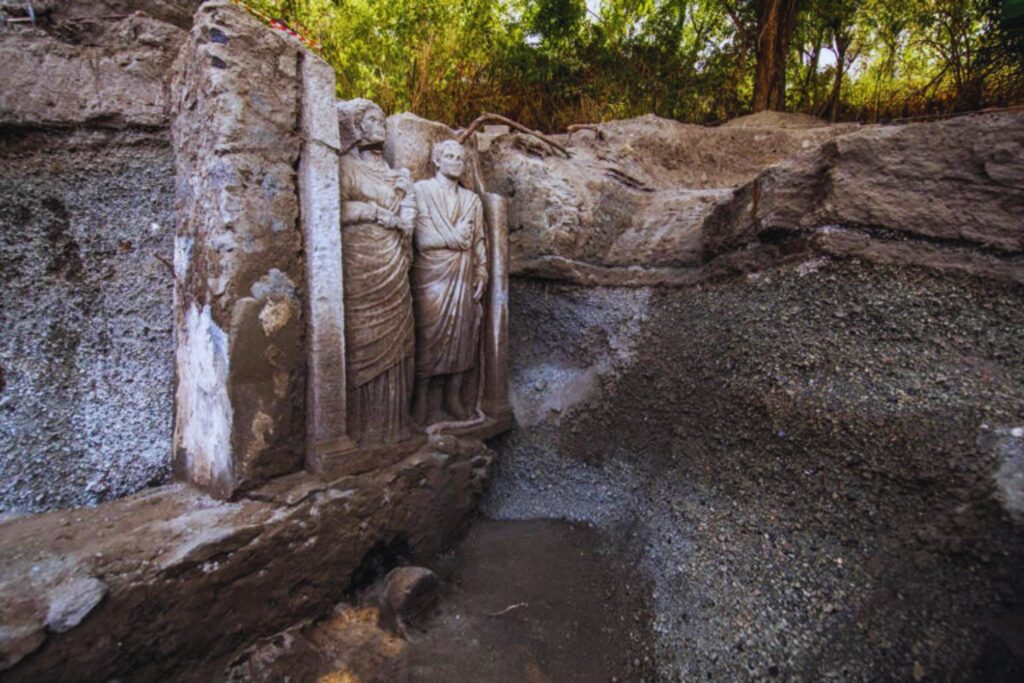 Esculturas humanas de tamaño real emergen en Pompeya y reescriben la historia de una tumba