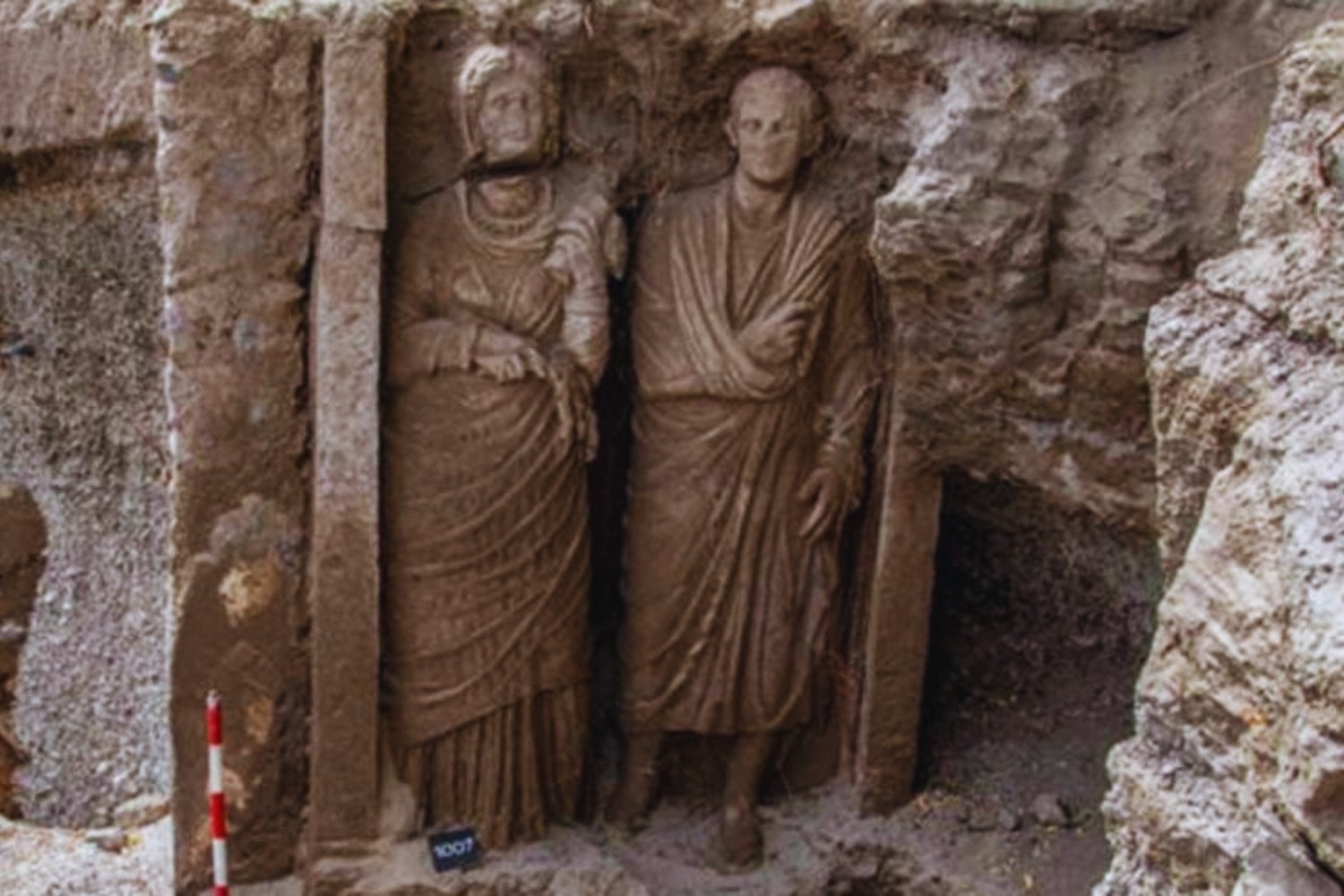 Esculturas humanas de tamaño real emergen en Pompeya y reescriben la historia de una tumba