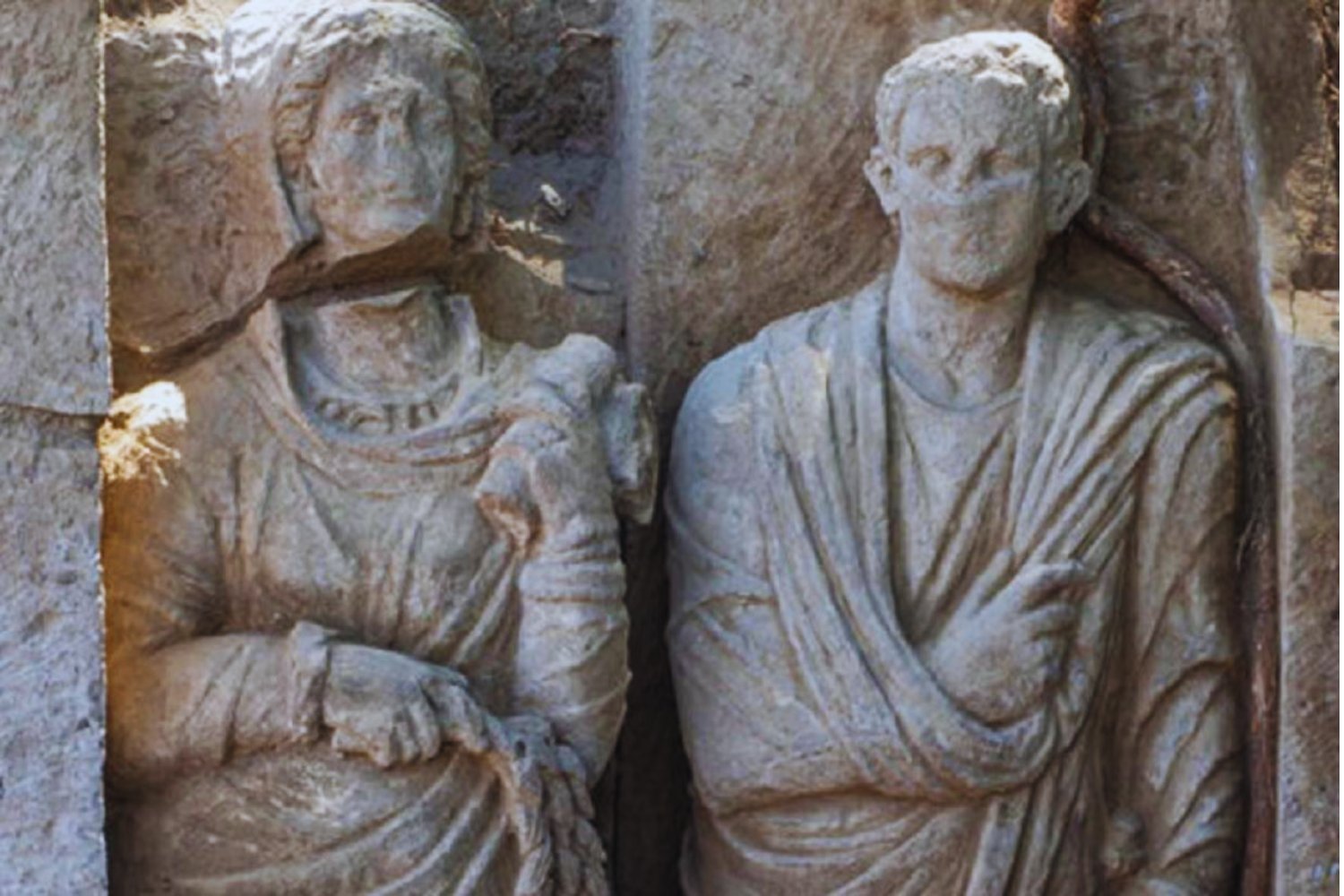 Esculturas humanas de tamaño real emergen en Pompeya y reescriben la historia de una tumba