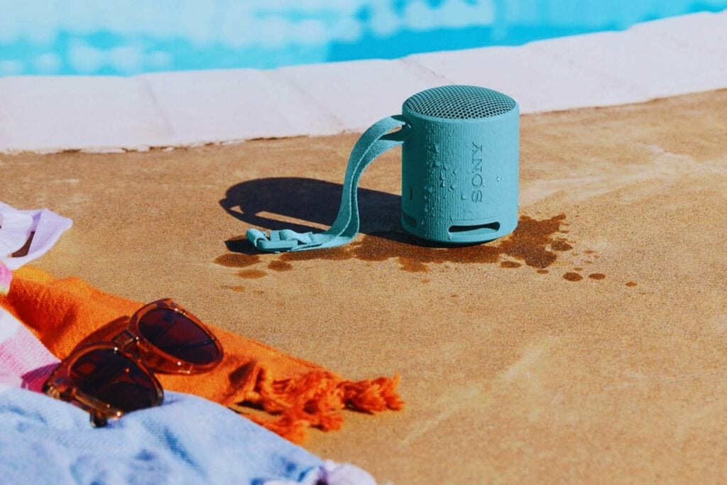 Sony Altavoz Bluetooth SRS-XB100, Ligero, Compacto, Altavoz Resistente al Agua y al Polvo IP67, hasta 16 h de batería, Correa Adaptable, Negro