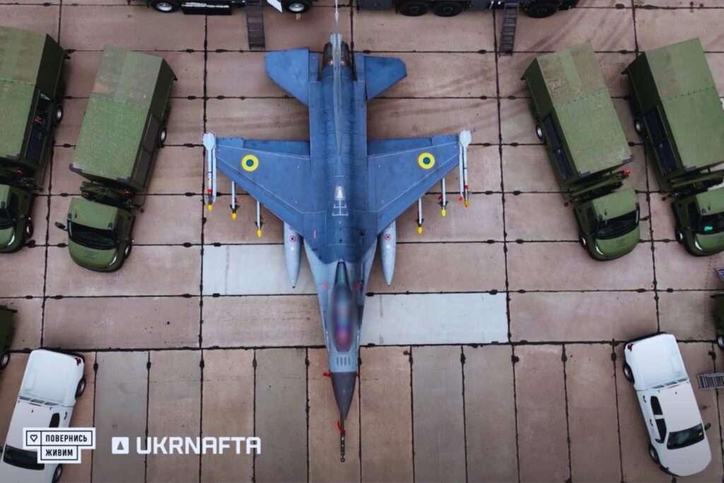 Ucrania esconde sus F-16 a plena vista y marca el futuro de la guerra aérea sin que nadie lo note