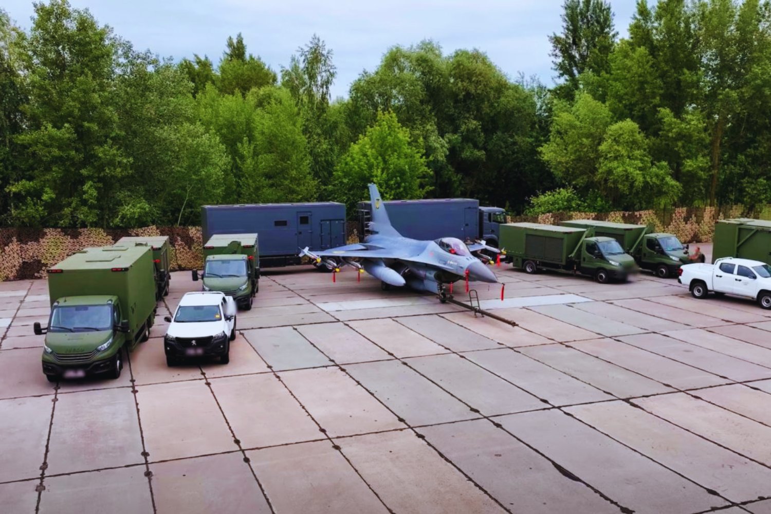 Ucrania esconde sus F-16 a plena vista y marca el futuro de la guerra aérea sin que nadie lo note