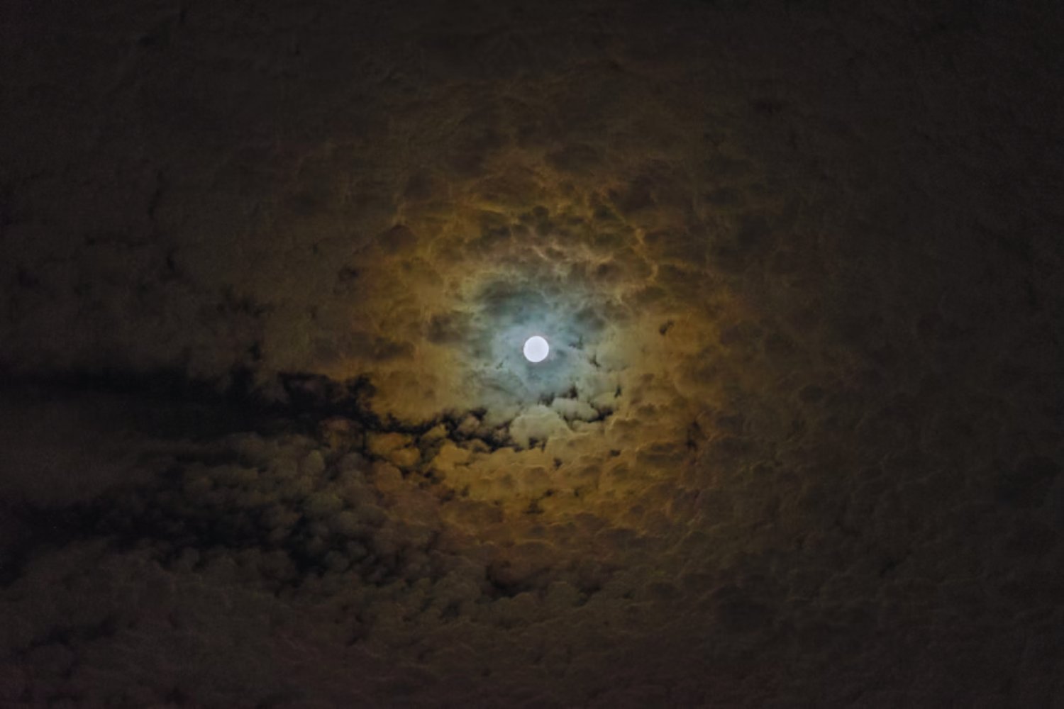 La Luna podría enviar fragmentos a la Tierra: el escenario que inquieta a la comunidad científica