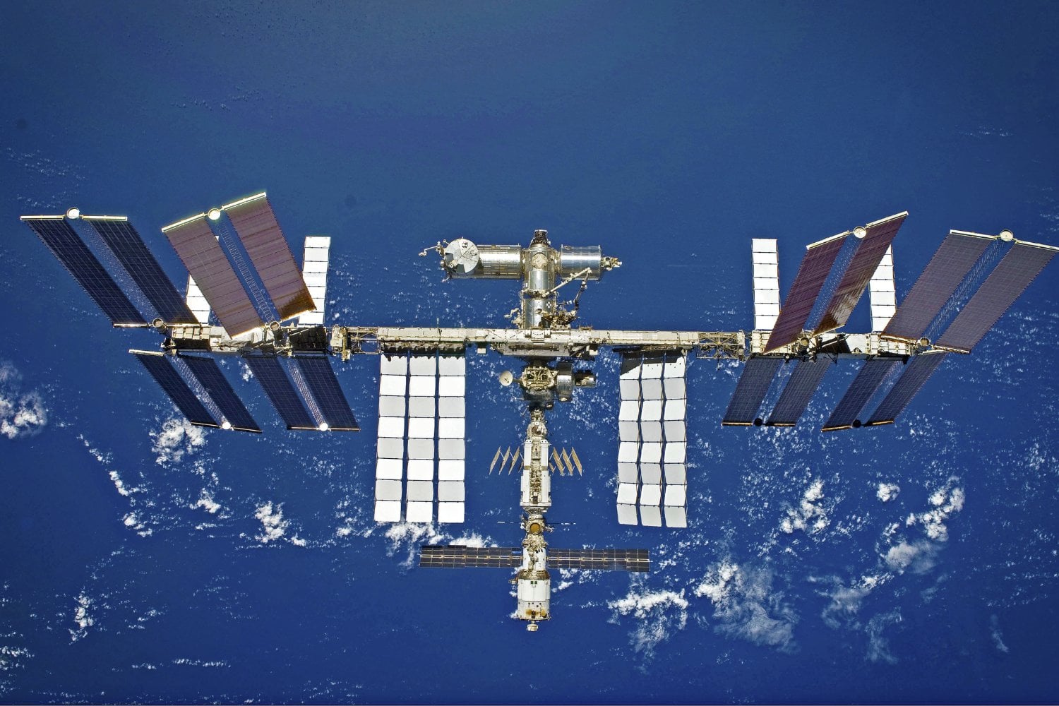 La Estación Espacial Internacional envejece a marchas forzadas: así fue la primera reunión en ocho años entre la NASA y Roscosmos para decidir su final