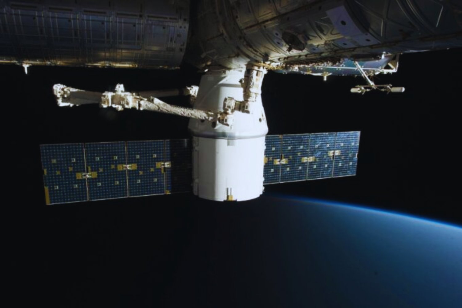 La Estación Espacial Internacional envejece a marchas forzadas: así fue la primera reunión en ocho años entre la NASA y Roscosmos para decidir su final