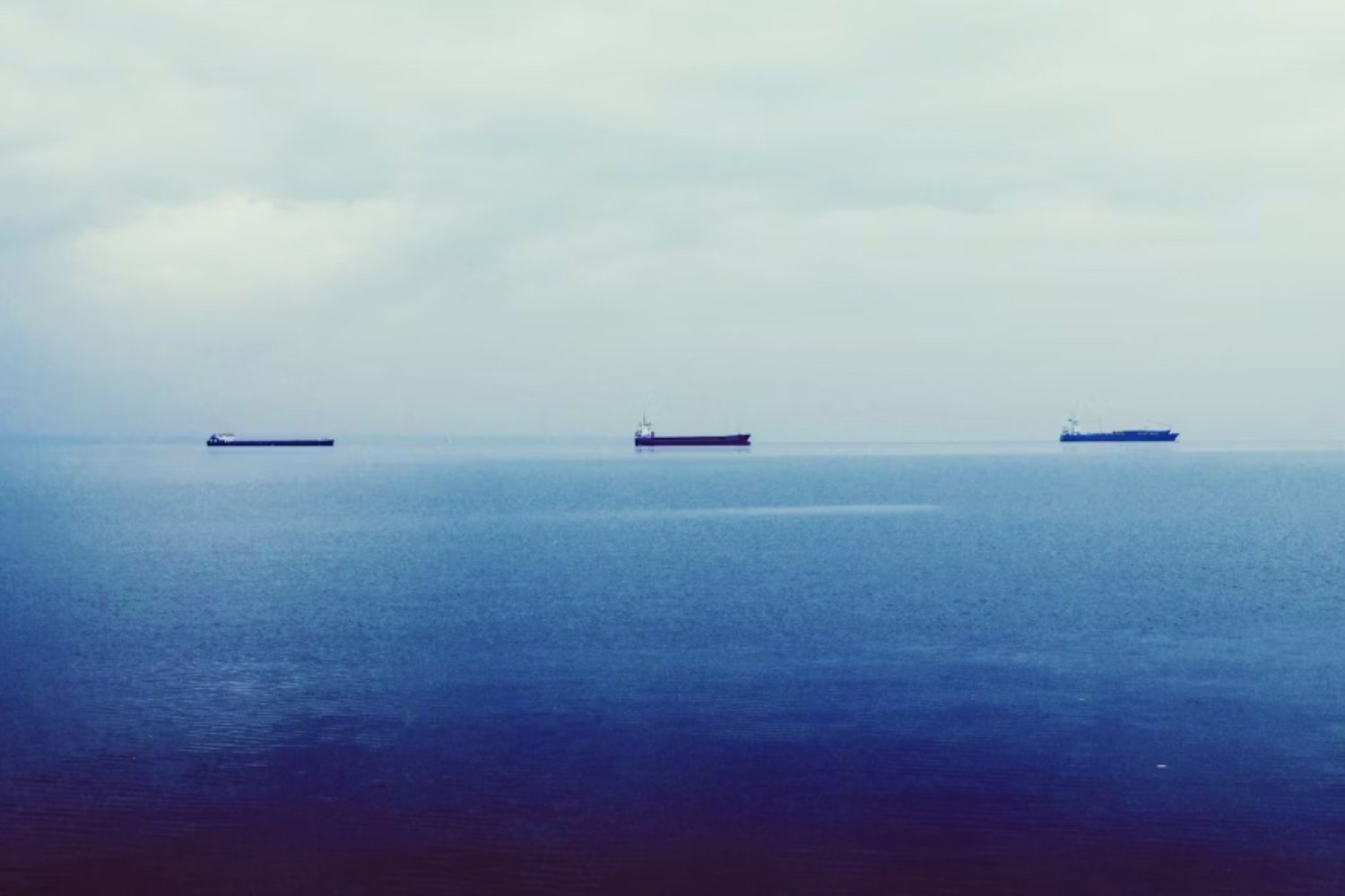 China despliega el CNS Hubei: el nuevo buque que intensifica la pugna naval con Estados Unidos en el Indo-Pacífico