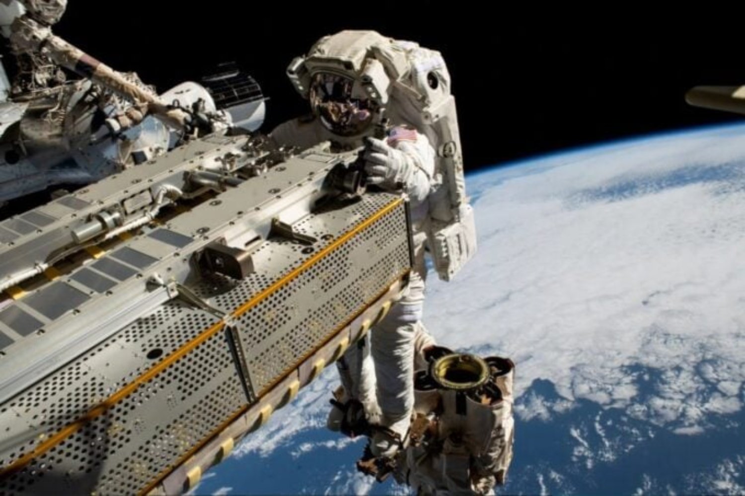 La Estación Espacial Internacional envejece a marchas forzadas: así fue la primera reunión en ocho años entre la NASA y Roscosmos para decidir su final