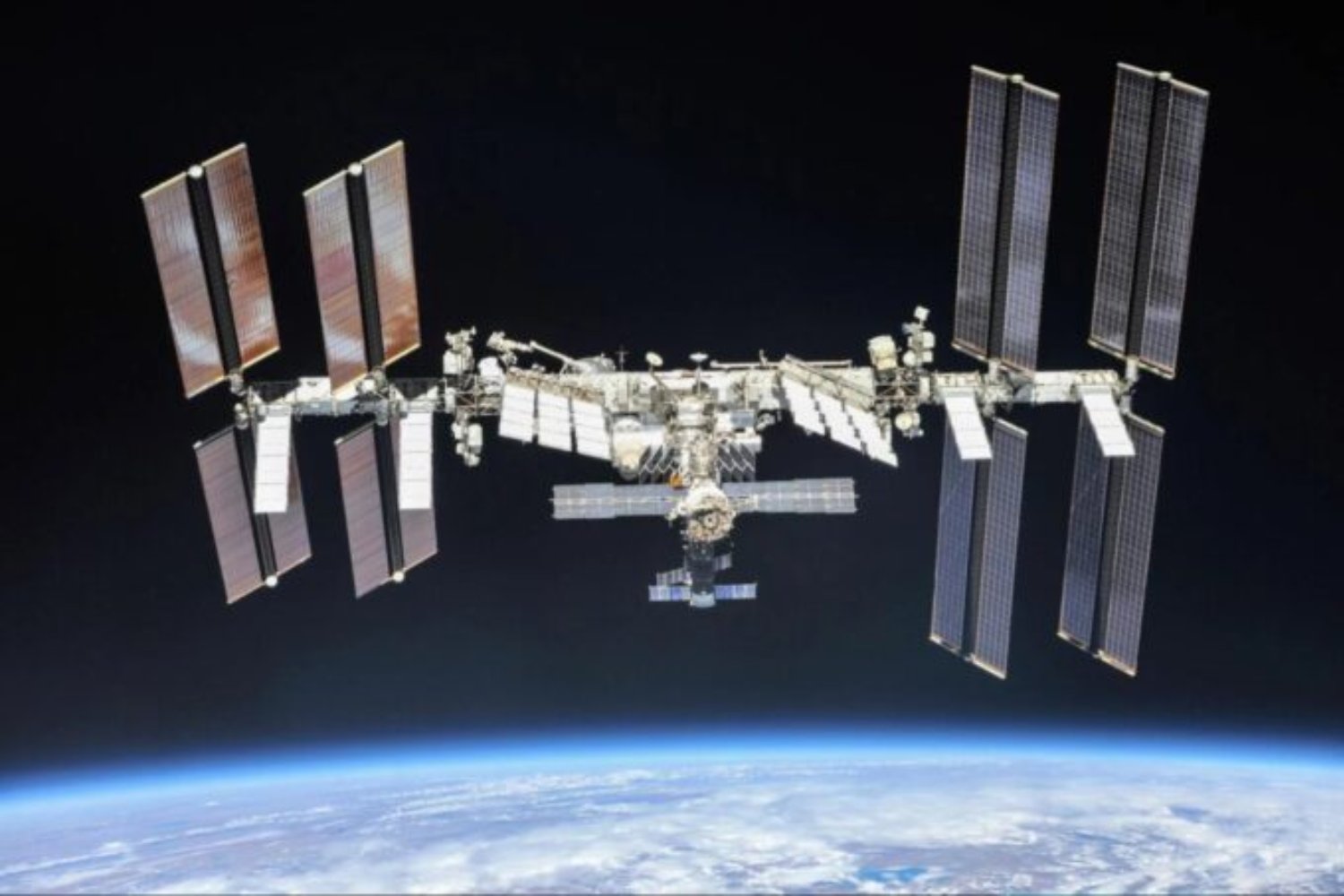La Estación Espacial Internacional envejece a marchas forzadas: así fue la primera reunión en ocho años entre la NASA y Roscosmos para decidir su final