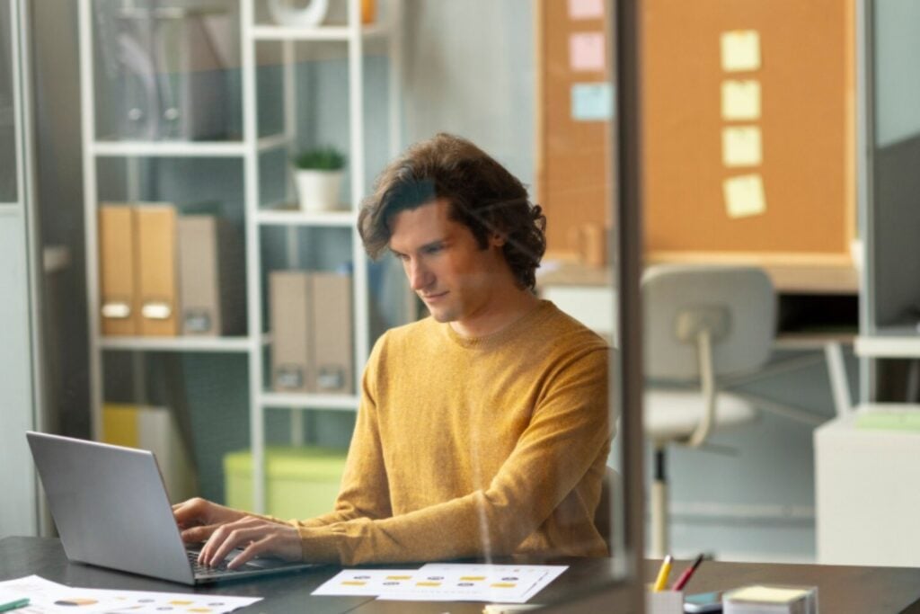 La generación atrapada: trabajar ya no libra a los jóvenes de la pobreza porque la vivienda los asfixia