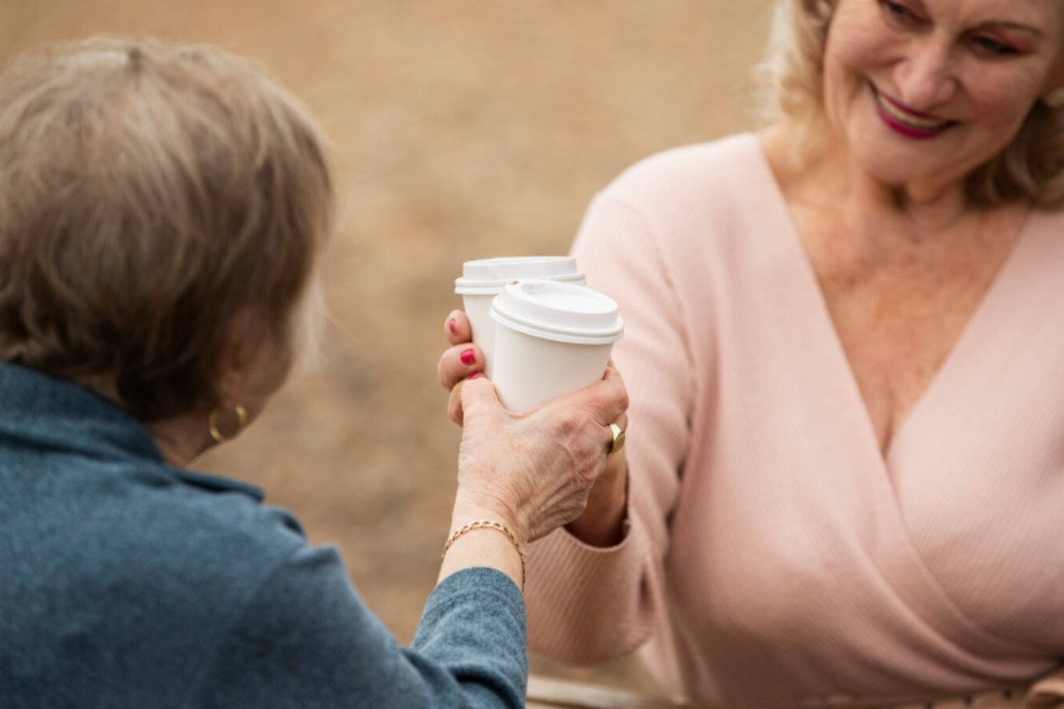 Volver a hablar con un viejo amigo podría ser el mejor gesto para tu salud (y aún no lo sabes)