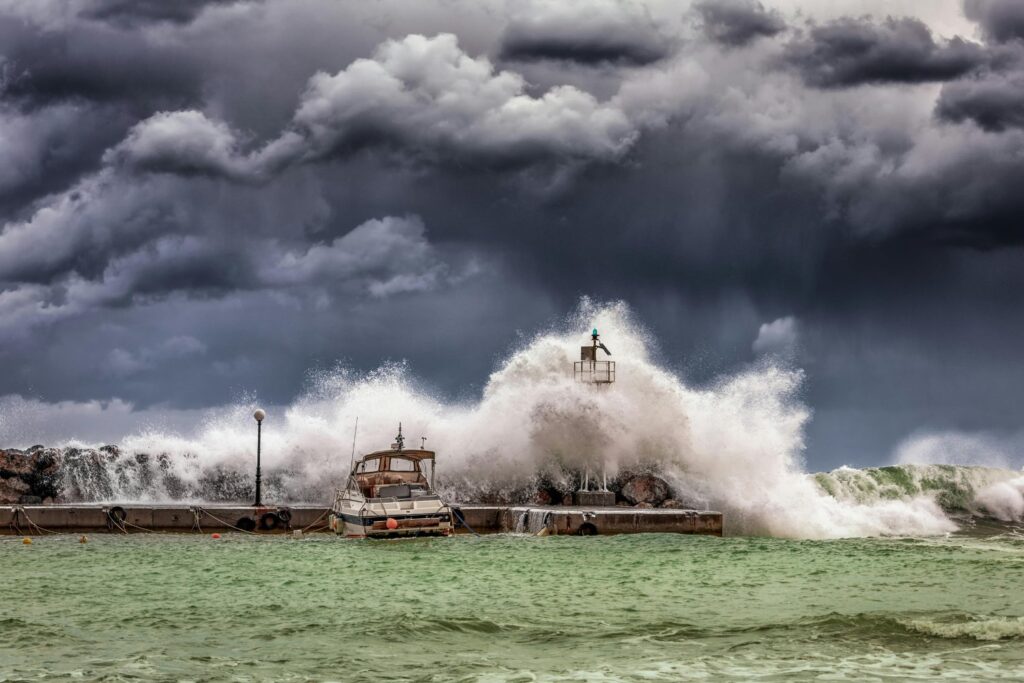 El viaje invisible de una ola asesina: cómo un tsunami cruza océanos sin perder fuerza